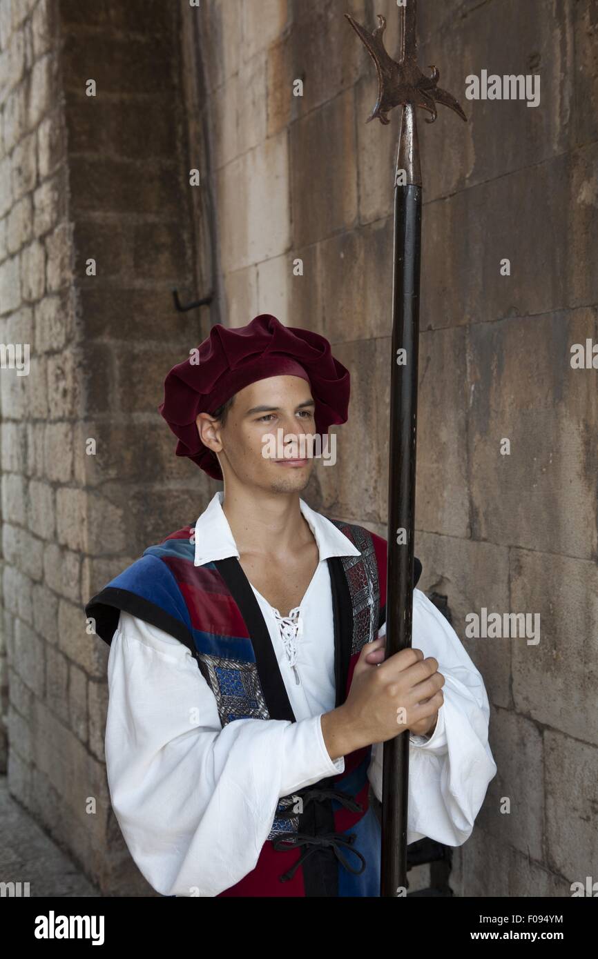 Uomo in costume della vecchia guardia, Dubrovnik, Croazia Foto Stock