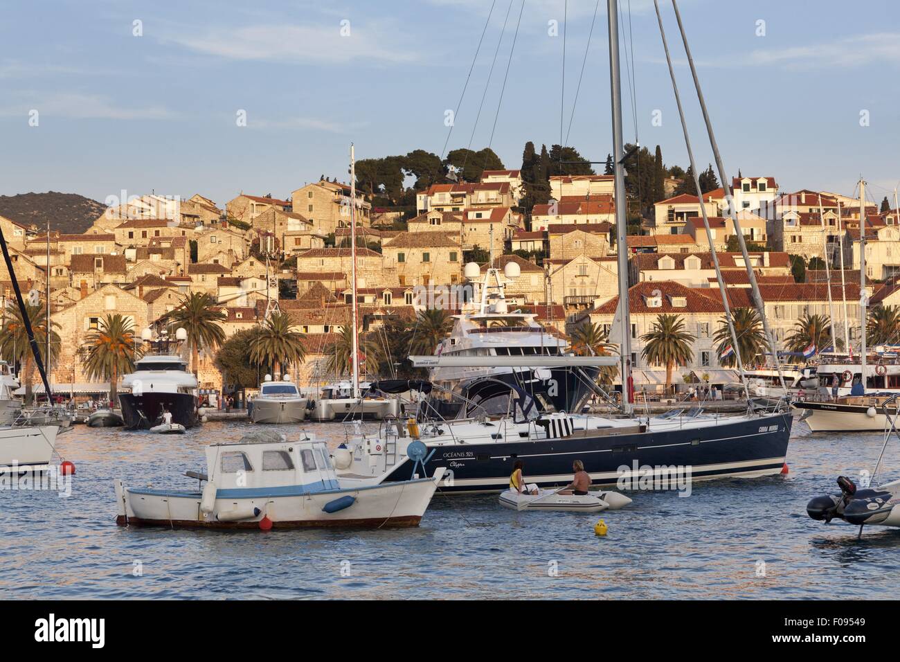 Barche a vela e barche da pesca sulla isola di Hvar, Croazia Foto Stock