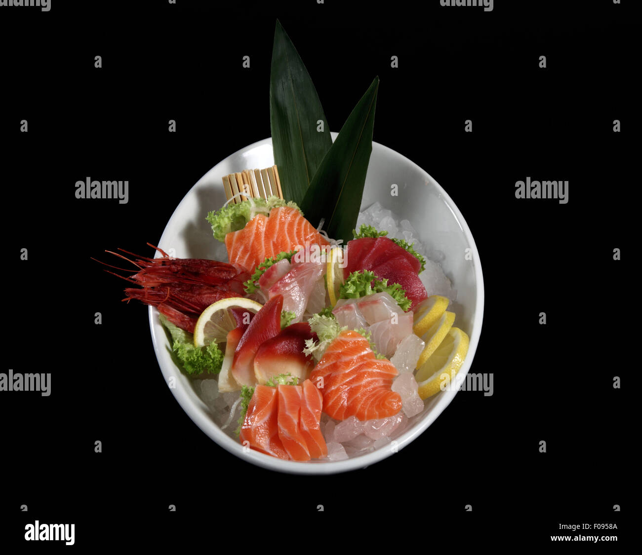 Piastra rotonda di sushi e sashimi su sfondo nero Foto Stock
