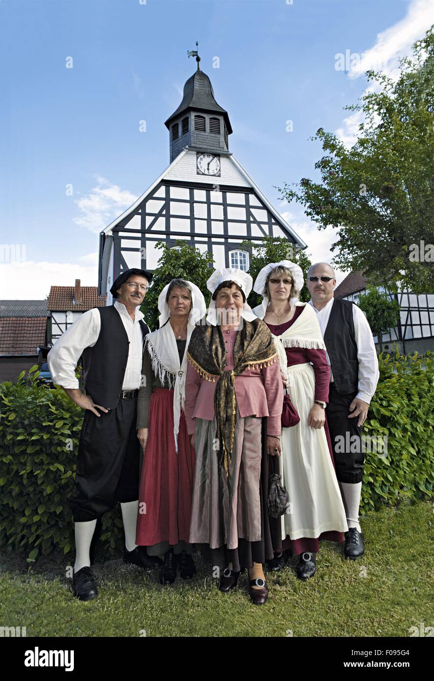 I residenti del villaggio Kelze in piedi di fronte a casa, Hesse, Germania Foto Stock