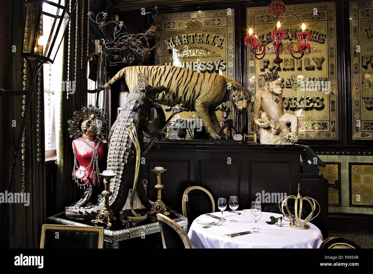 Interno di Les Trois Garcon ristorante, Londra, Regno Unito Foto Stock