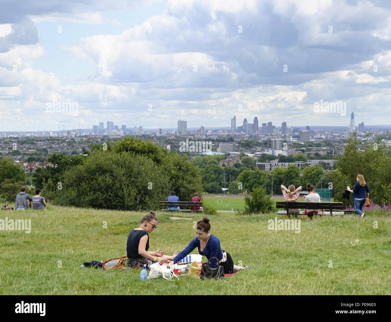 Due donne fare picnic su Hamstead Heath, London, Regno Unito Foto Stock