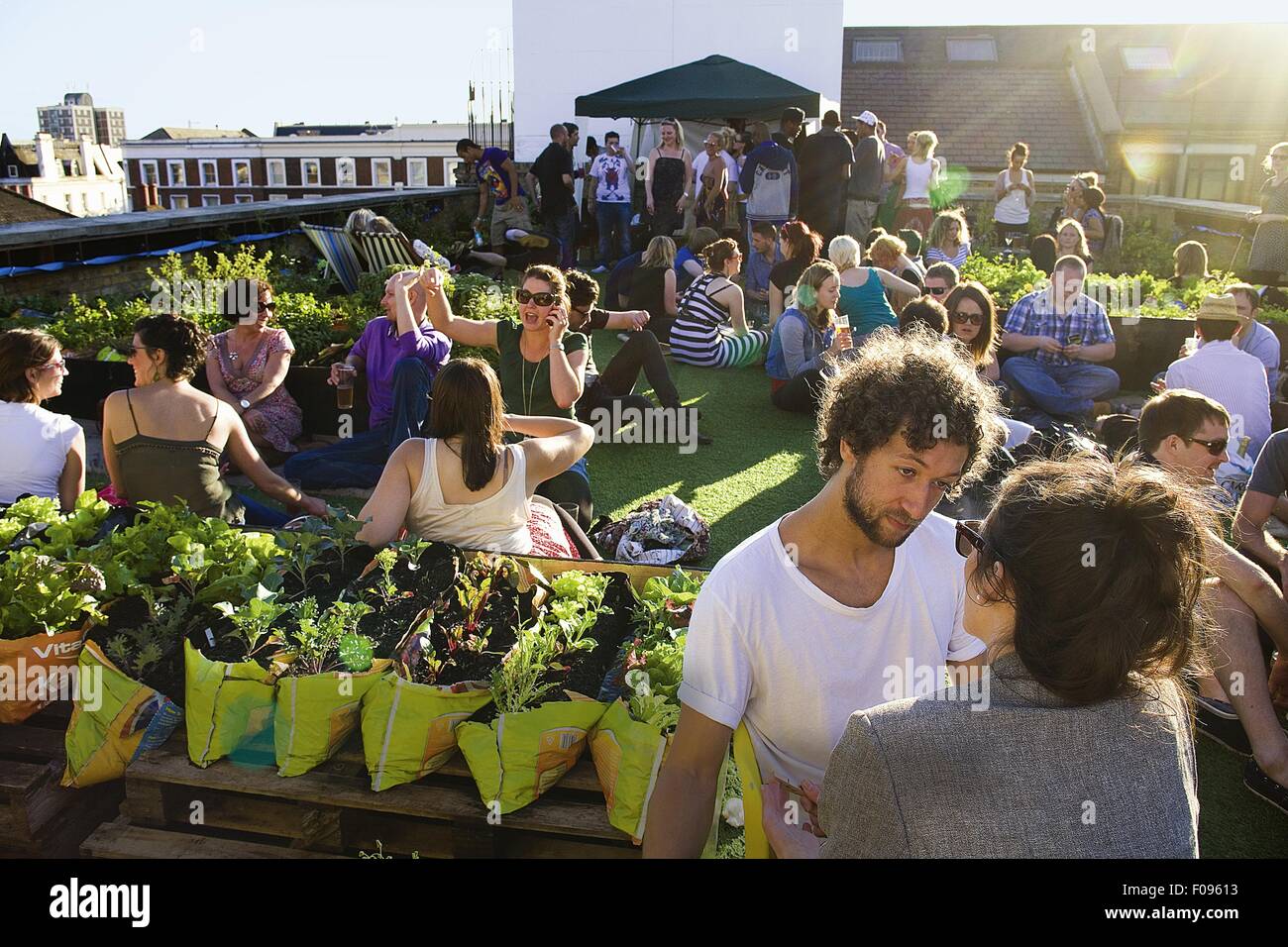 Persone a Dalston Roof Park di Ashwin Street, Londra, Regno Unito Foto Stock