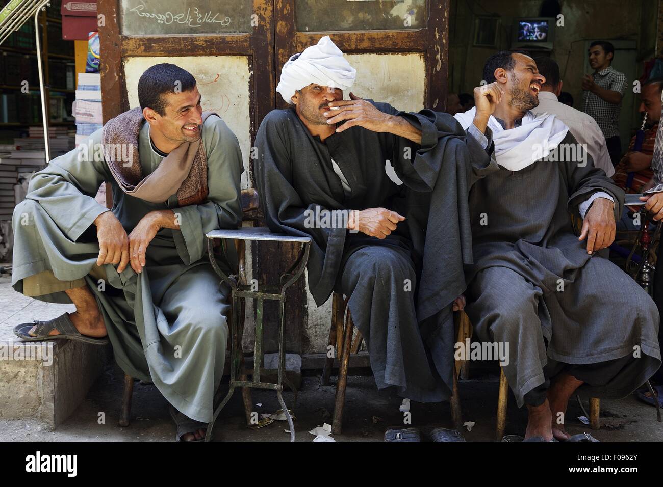 Le persone al di fuori seduta Darb El Ahmar annuncio Cafe del Cairo in Egitto Foto Stock