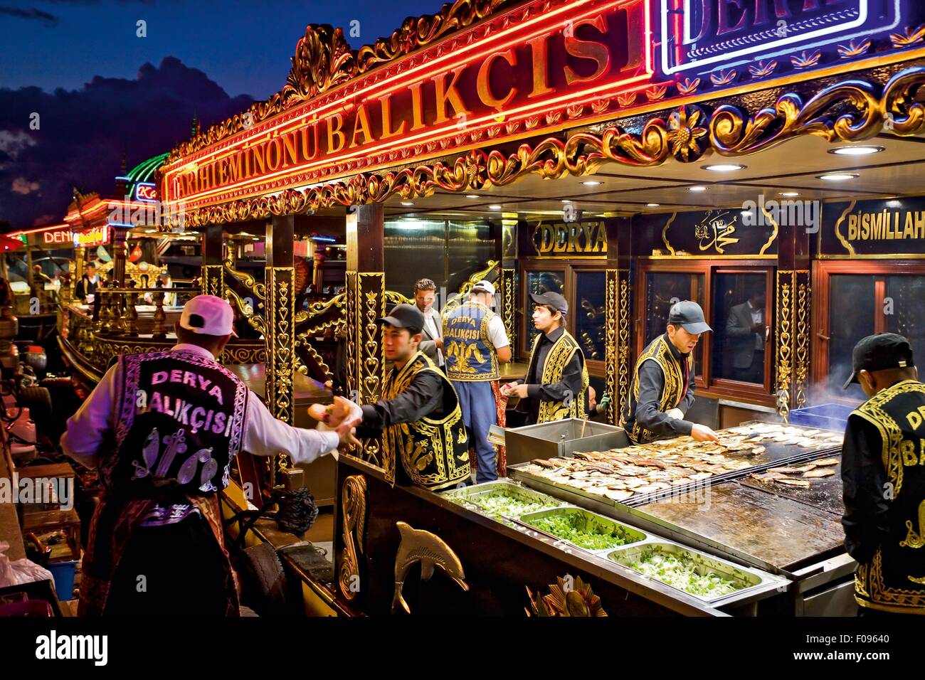 I concessionari vendono spuntini tradizionalmente di notte, Istanbul, Turchia Foto Stock