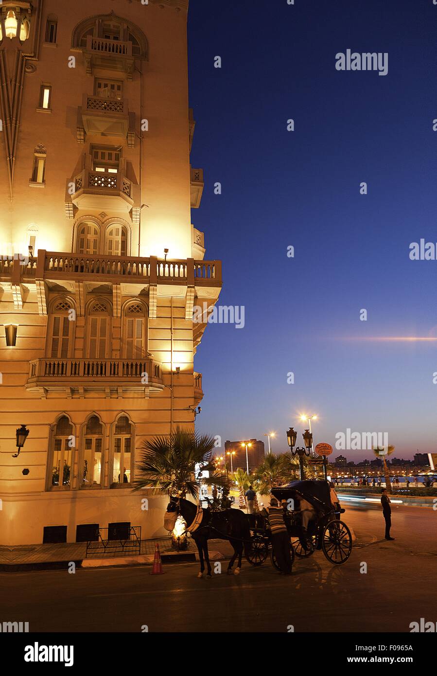 Carrozza a cavallo di fronte Hotel Cecil Sofitel al crepuscolo, Alessandria, Egitto Foto Stock