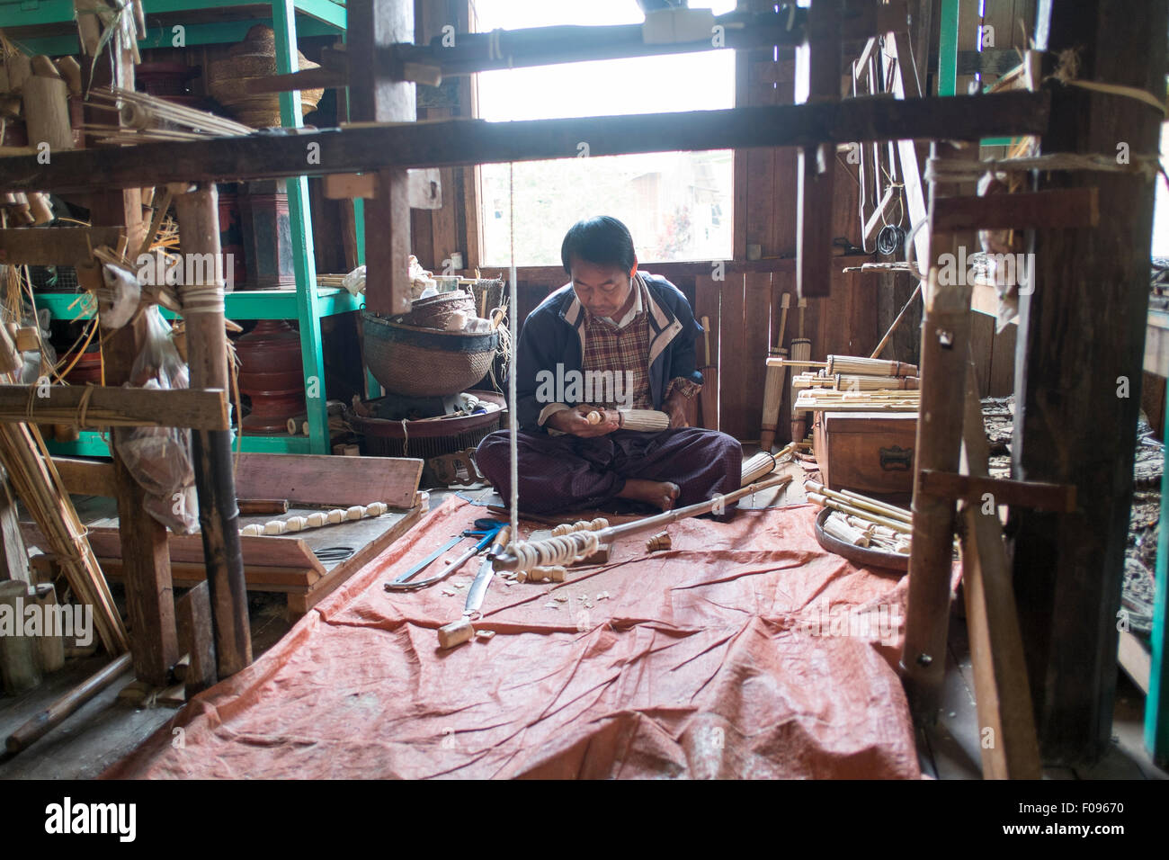 Tradizionale piccola industria sulle rive del Lago Inle , Myanmar. Articoli di abbigliamento e sono fatte per la gente del posto e il mercato turistico Foto Stock