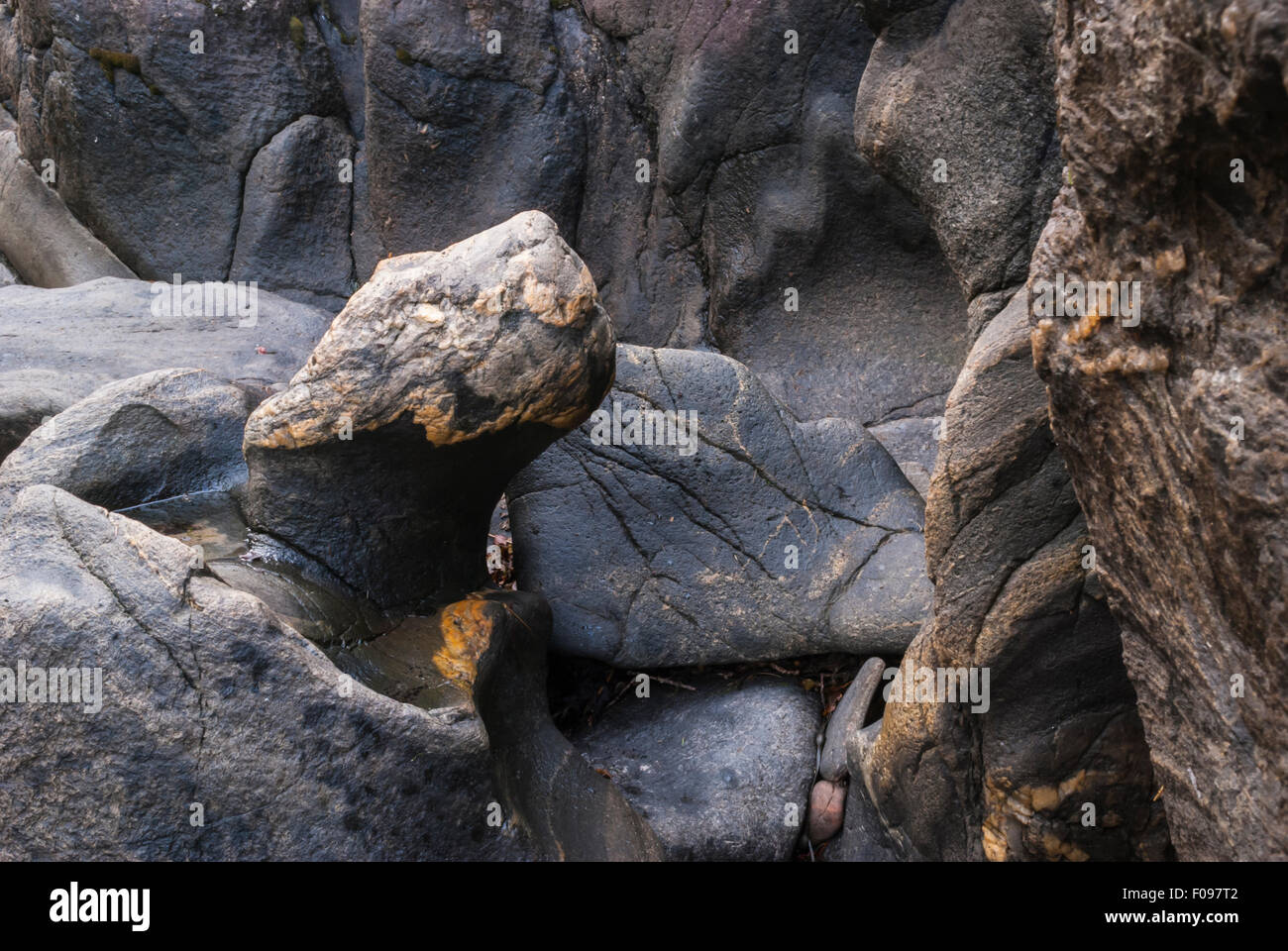 Strane formazioni rocciose a cantare Sands, a Ardnamurchan, Lochaber, Scozia Foto Stock