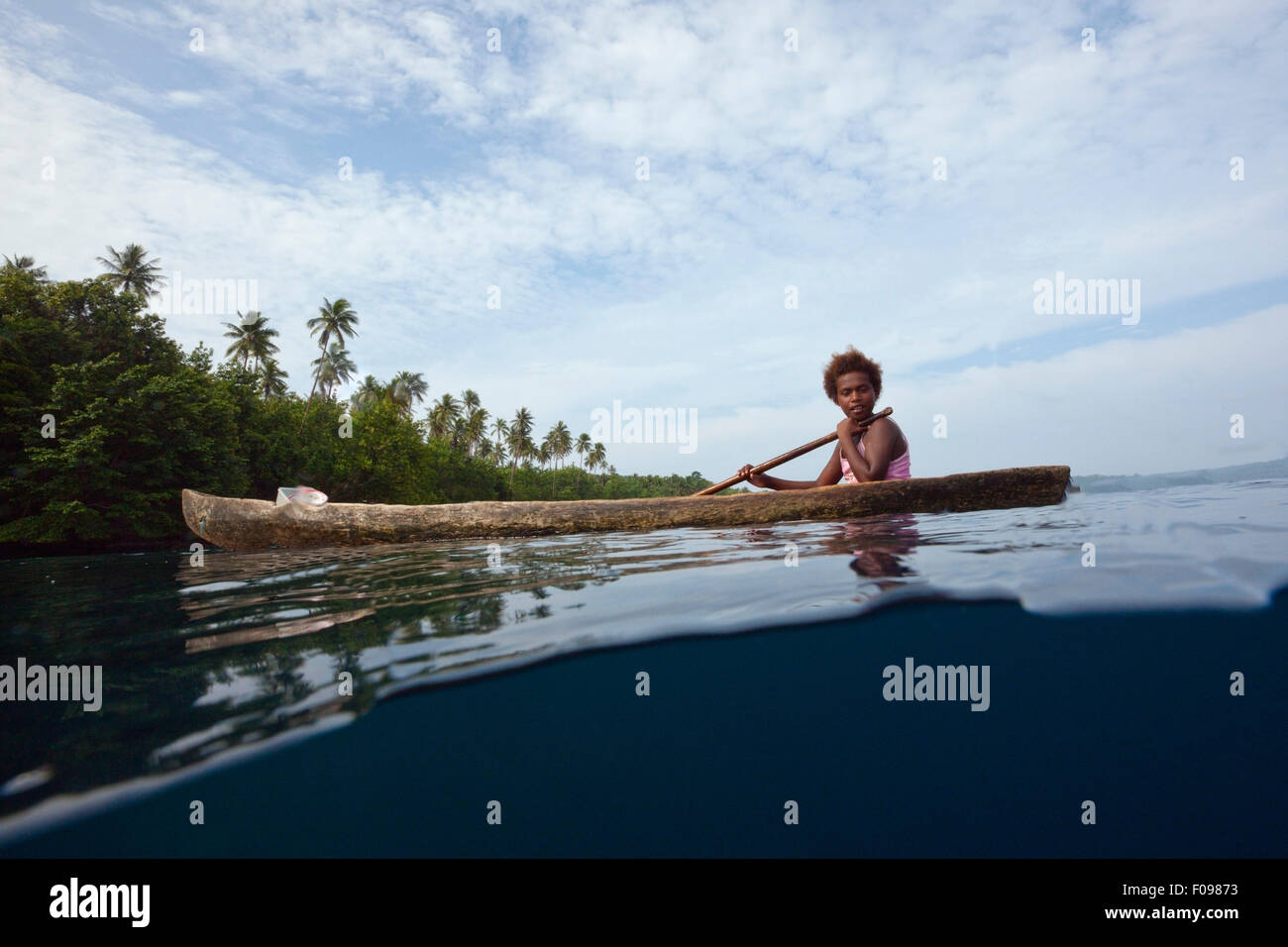 La popolazione locale in tipico piroga, isole Florida, Isole Salomone Foto Stock