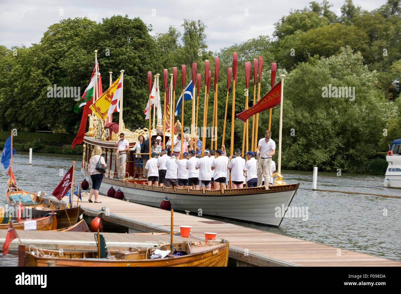 Vincenzo la British Royal Barge, commissionato come un omaggio alla Regina Elisabetta II per il suo Giubileo di diamante a Henley Foto Stock