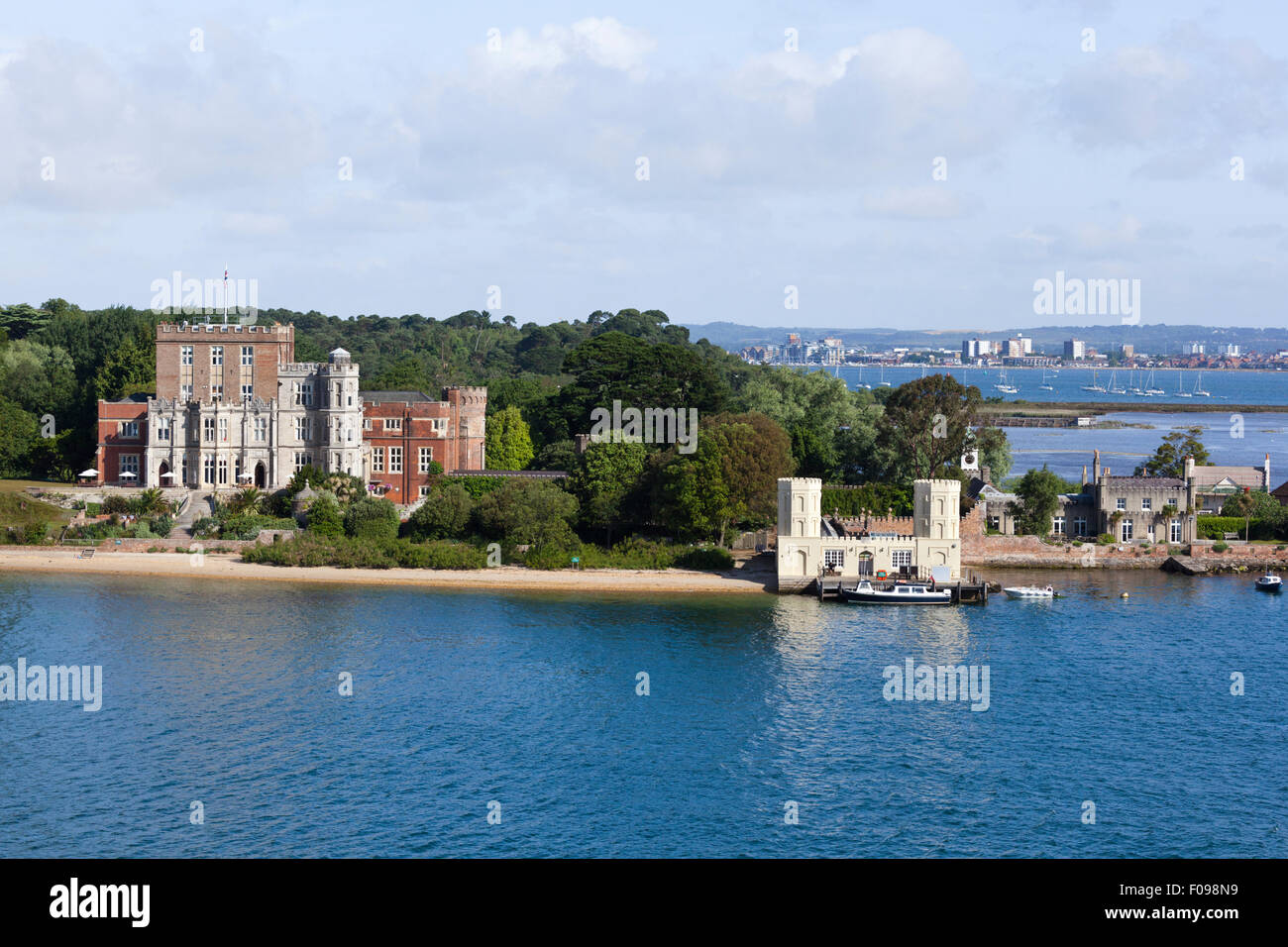 Brownsea Castle (storicamente Branksea Castello) su Brownsea Island, il porto di Poole, Dorset Regno Unito - il porto di Poole è visibile in background Foto Stock