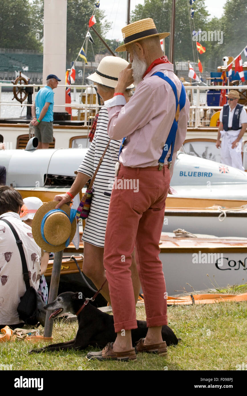 L uomo e la donna guardando le barche vestite di tradizione abbigliamento retrò Foto Stock