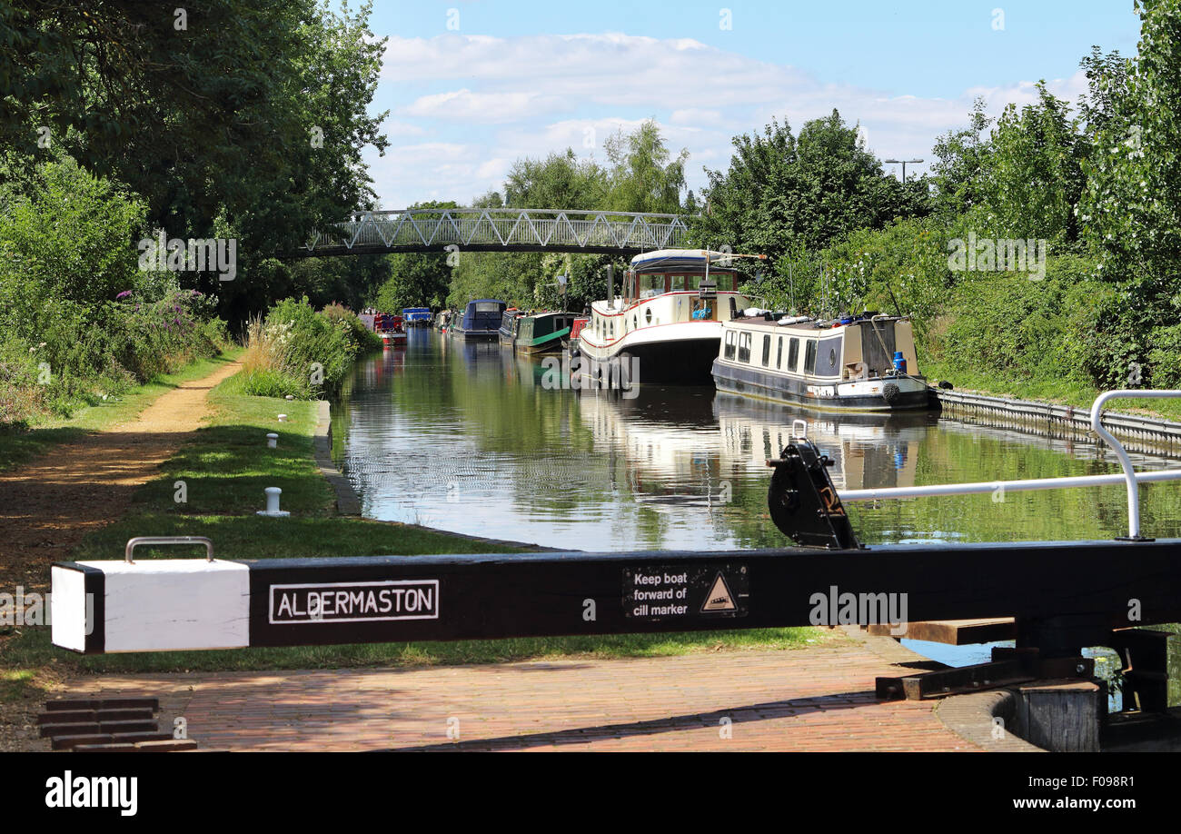 Narrowboats ormeggiato sul Kennet and Avon Canal in Inghilterra con passerella in background Foto Stock