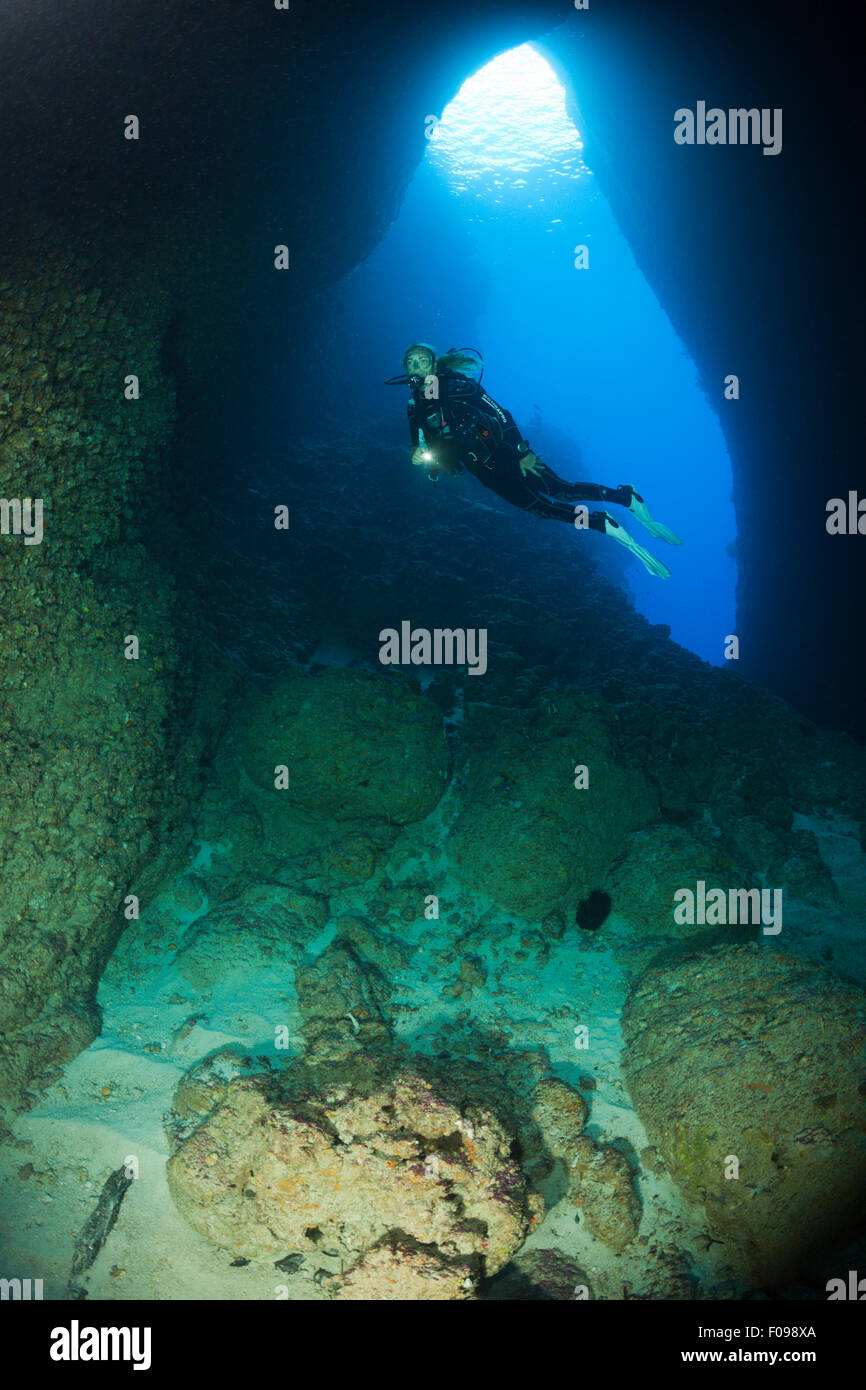 Scuba Diving in Bat Grotte, Isole Russell, Isole Salomone Foto Stock