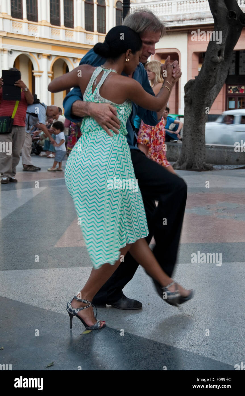 Vista verticale dei cubani ballare il Tango in strada a l'Avana, Cuba. Foto Stock