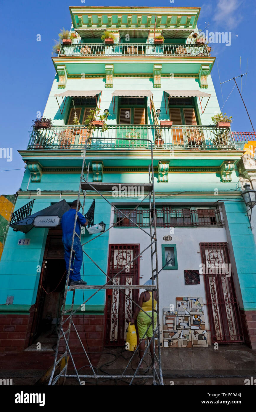 Vista verticale di lavori di ristrutturazione su edifici utilizzati come una pensione o una casa nella città dell Avana, Cuba. Foto Stock