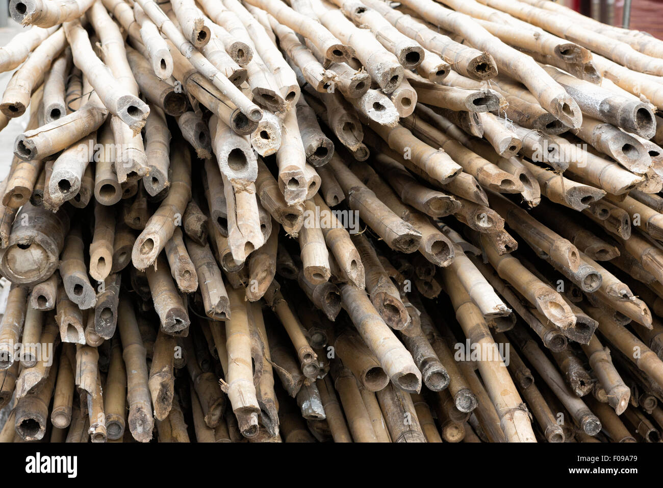 Bambù poli impalcatura immagazzinato pronto per l'uso sull'Isola di Hong Kong Foto Stock