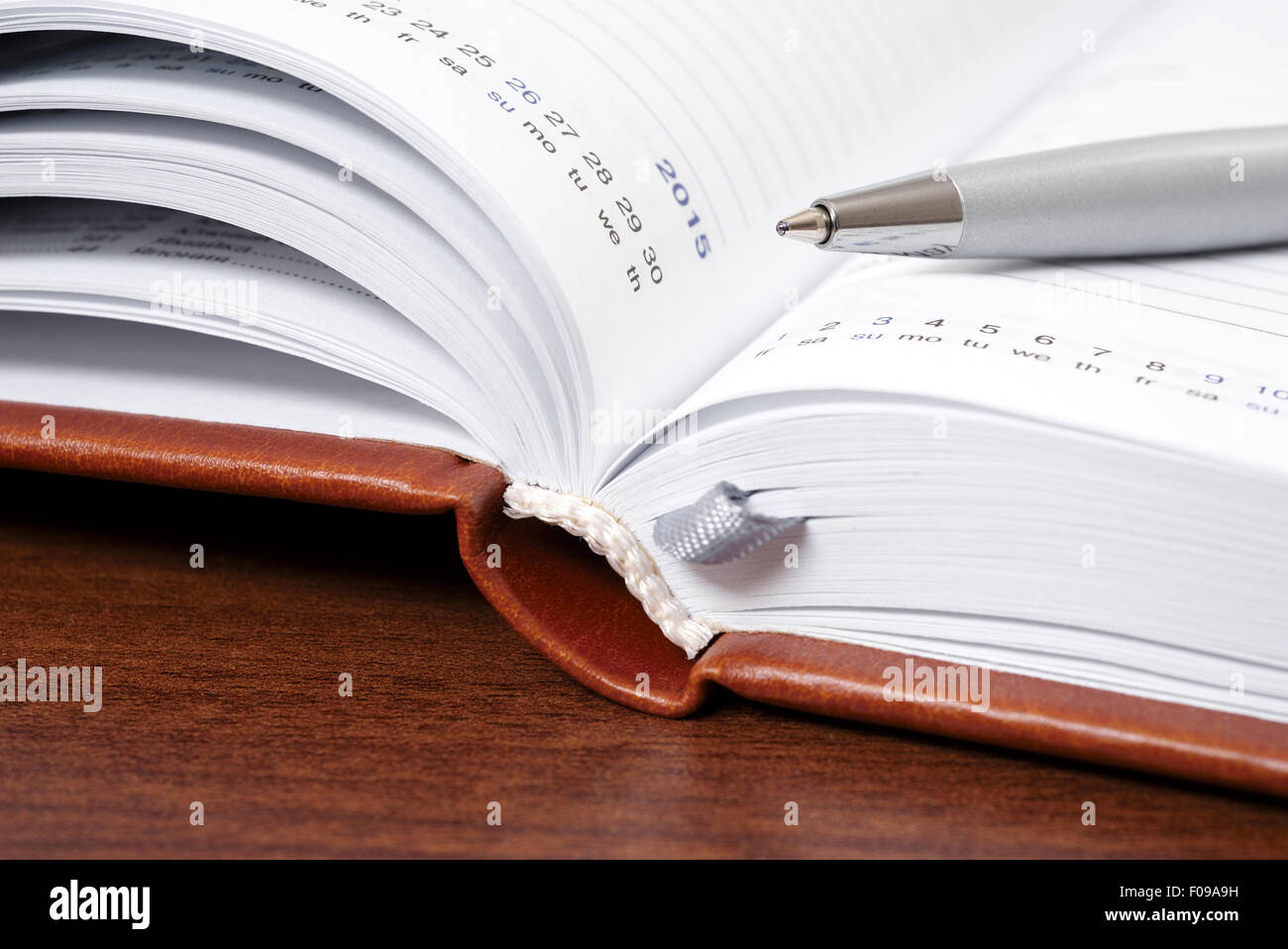 Aprire il notebook e una penna per scrivere . Foto Stock