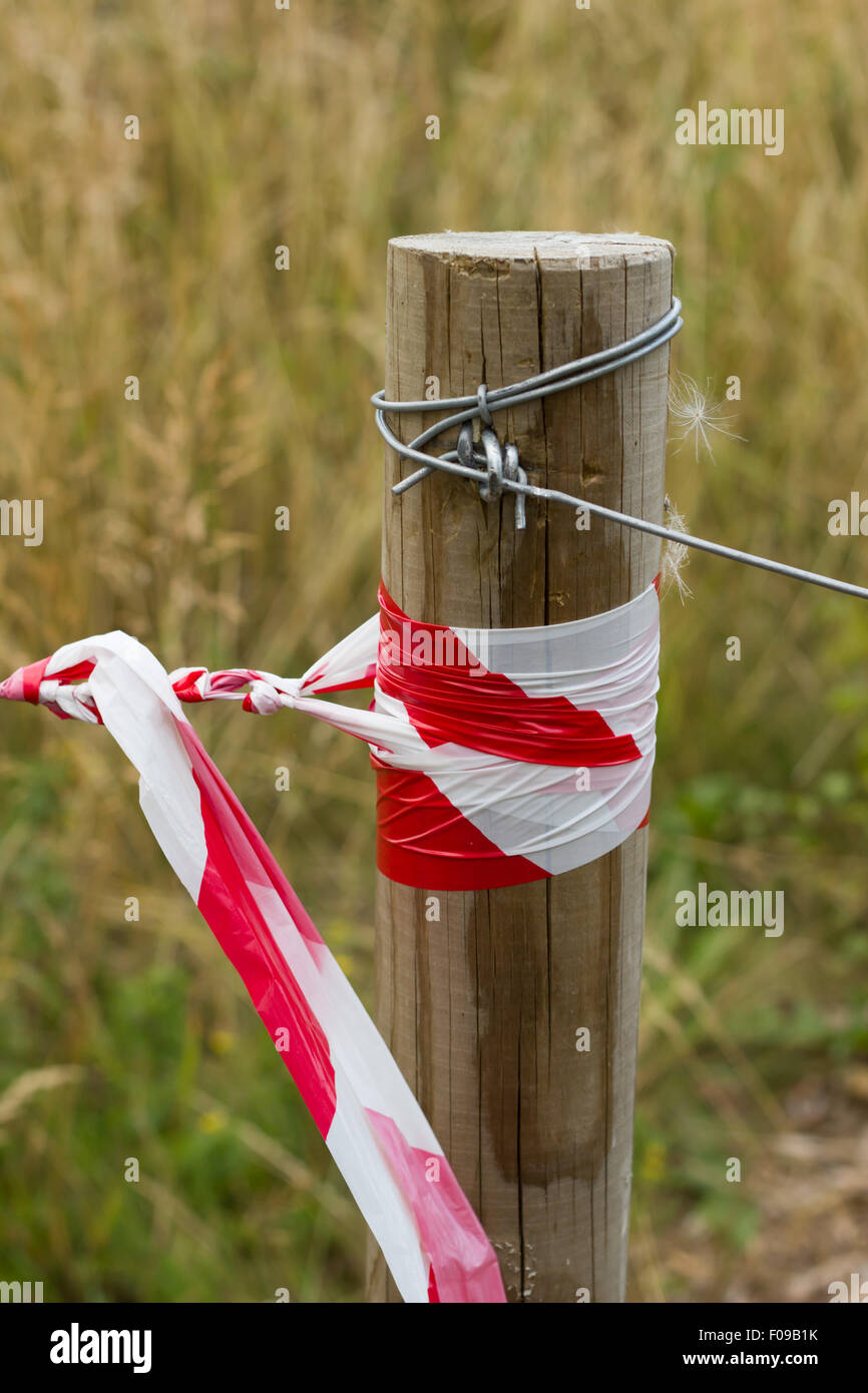 Post di gate con nastro di avvertenza Foto Stock