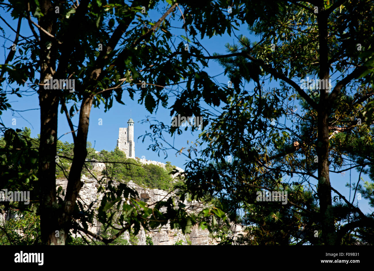 Torre Skytop attraverso gli alberi - Mohonk Mountain House di New Paltz, Hudson Valley, New York, Stati Uniti d'America Foto Stock