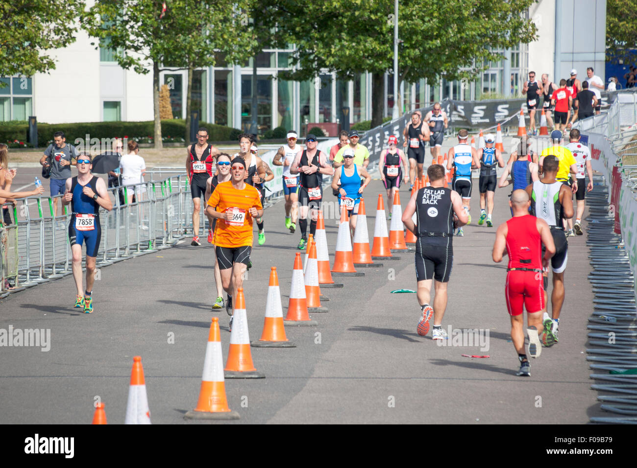 Londra, Regno Unito. 9 agosto 2015 - i partecipanti dell'annuale London Triathlon nuotare, ciclo e correre intorno Docklands nella parte orientale della capitale. Il più grande del mondo di triathlon con i suoi 13.000 partecipanti, è adatto a tutti i livelli e abilità e caratteristiche Super-Sprint, sprint olimpici e Olympic Plus distanze. Credito: Nathaniel Noir/Alamy Live News Foto Stock