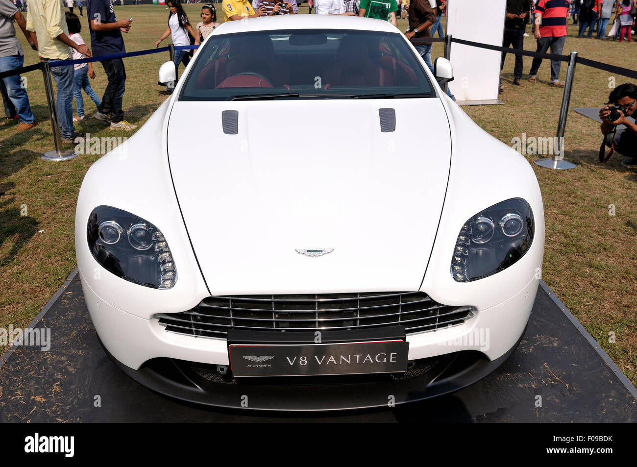 Vista frontale della Aston Martin V8 Vantage a ( ) di Mumbai Bombay Sports Car Show Foto Stock