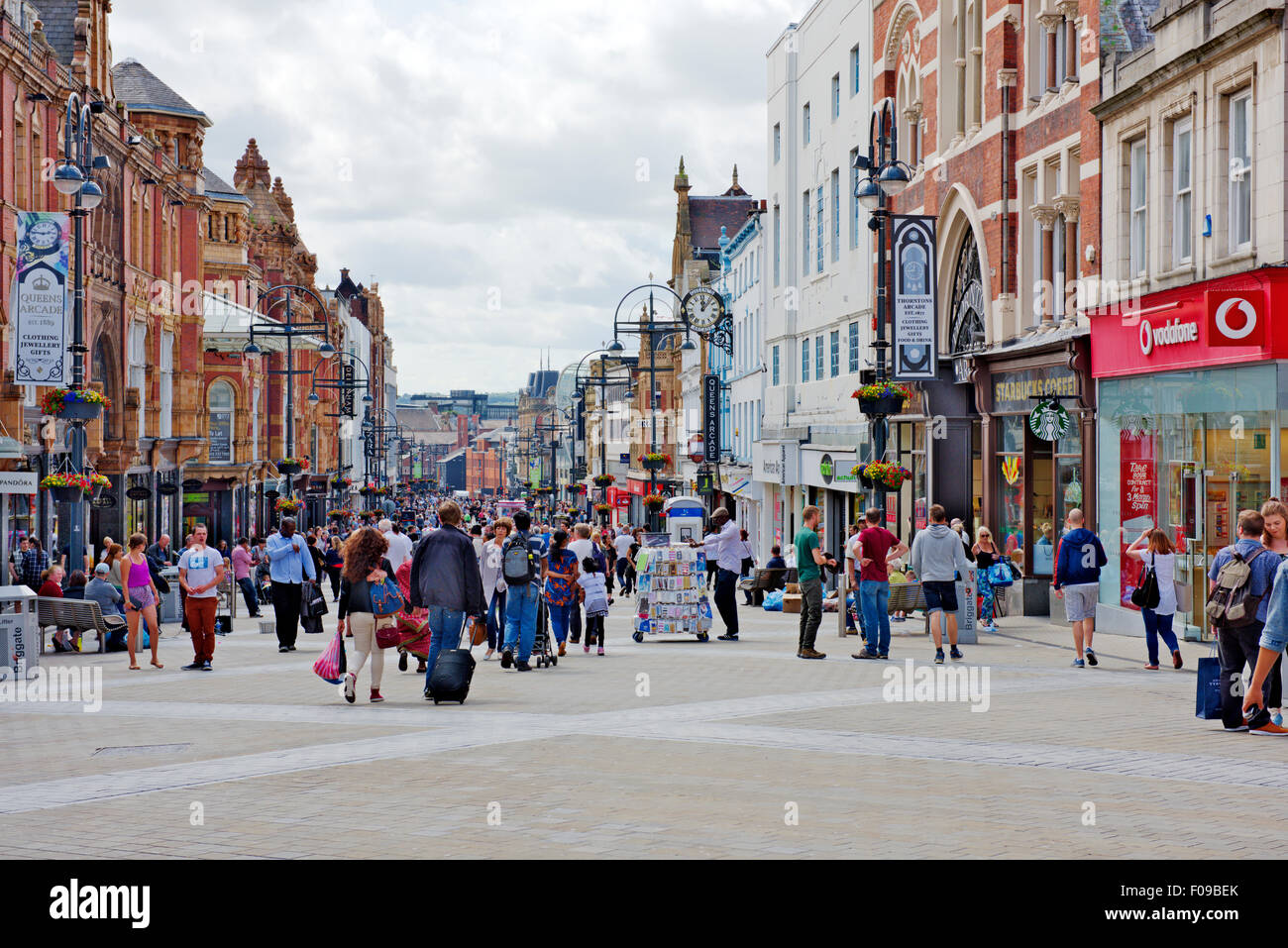 Area pedonale zona dello shopping, il quartiere di Victoria, Briggate Street, Leeds, West Yorkshire, Regno Unito Foto Stock