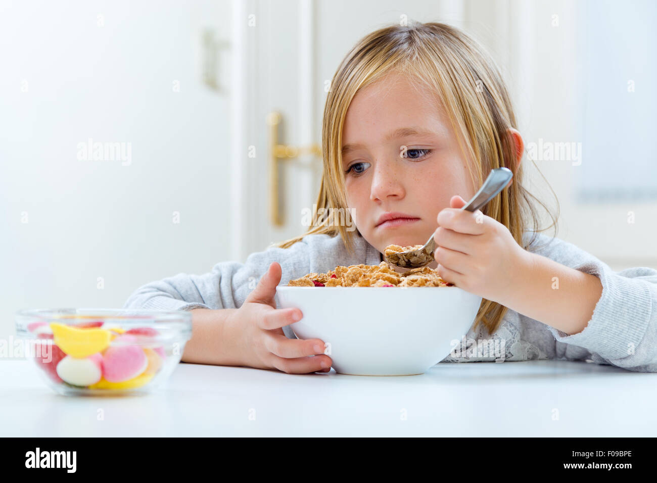 Ritratto di bel bambino con colazione a casa. Foto Stock