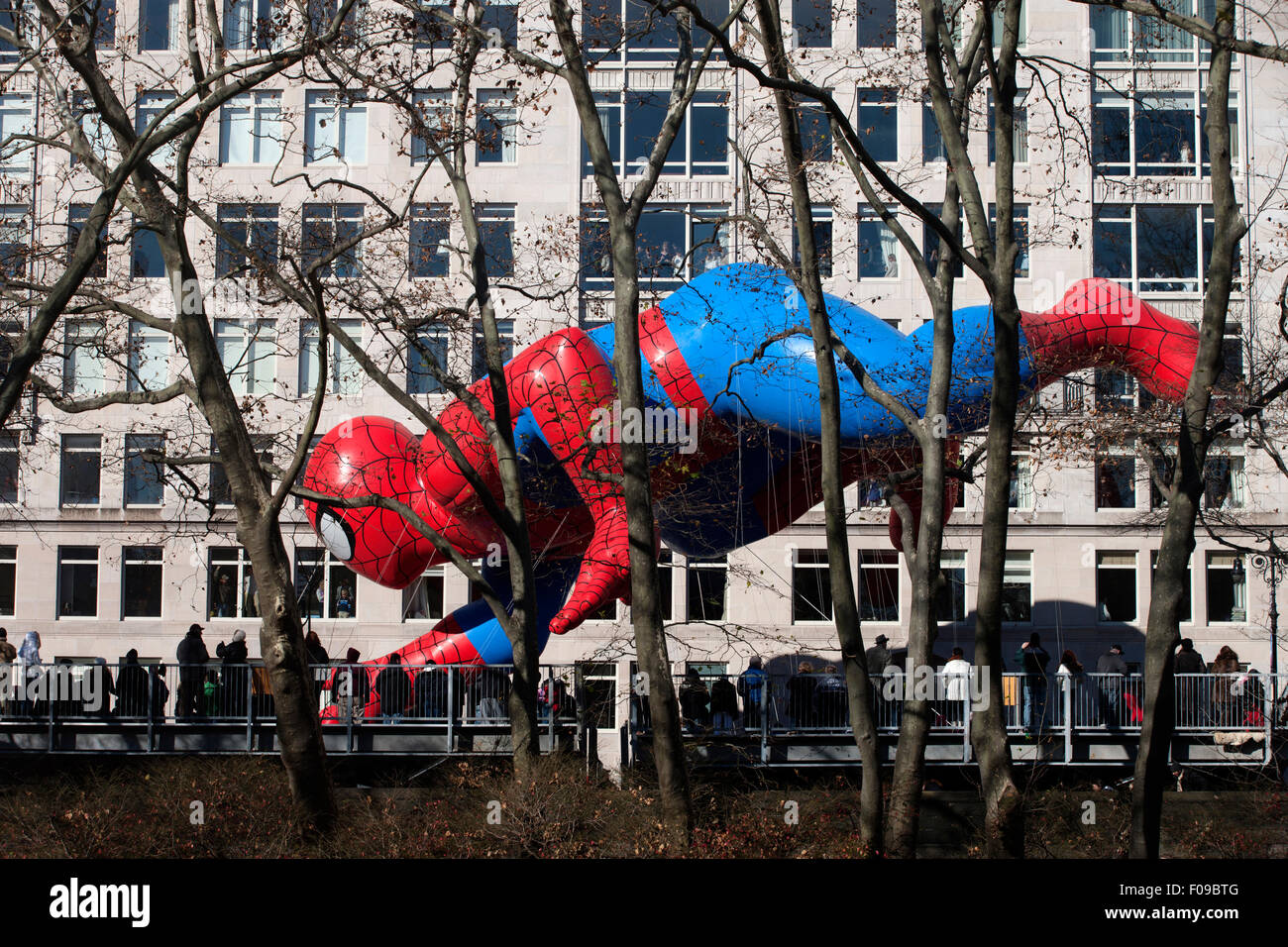 SPIDERMAN BALLOON (©MARVEL COMICS 1962) MACY THANKSGIVING DAY PARADE CENTRAL PARK WEST MANHATTAN NEW YORK CITY USA Foto Stock