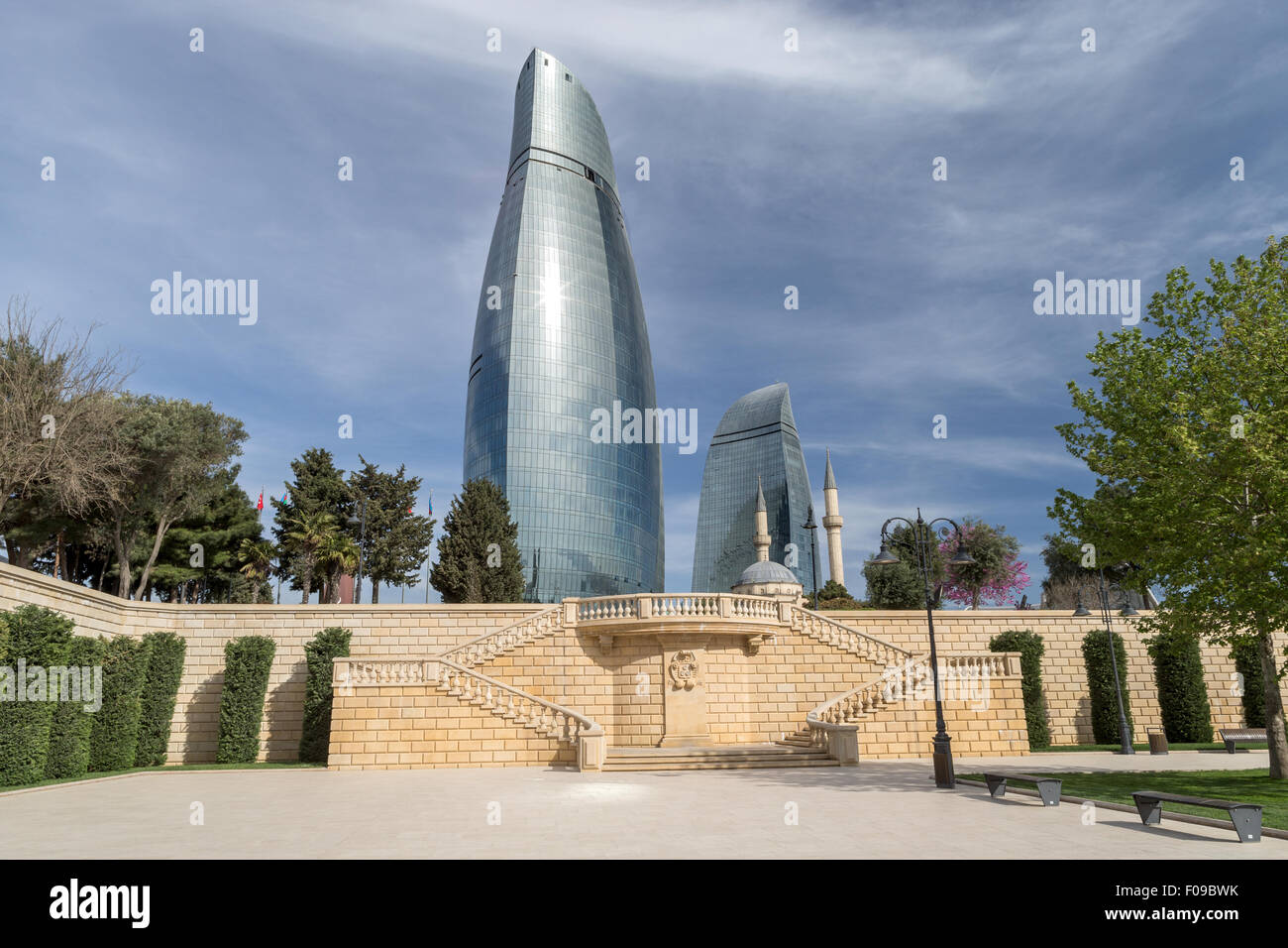 Torri di fiamma, corsia dei Martiri o vicolo dei Martiri, precedentemente Kirov Park, cimitero commemorativo, Baku, Azerbaigian Foto Stock