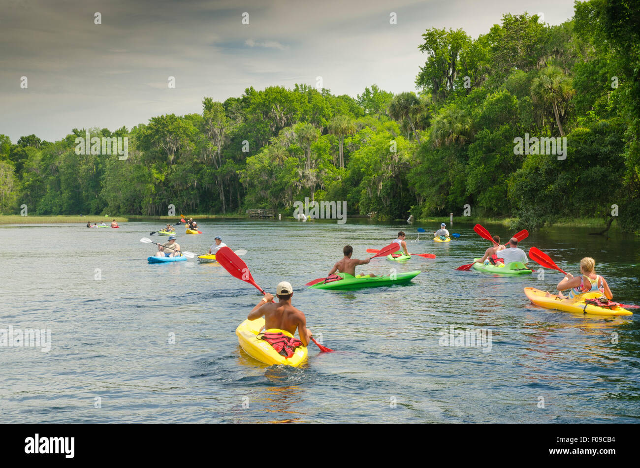 Canoisti sul fiume Arcobaleno primaverile, Dunnellon Florida. Foto Stock