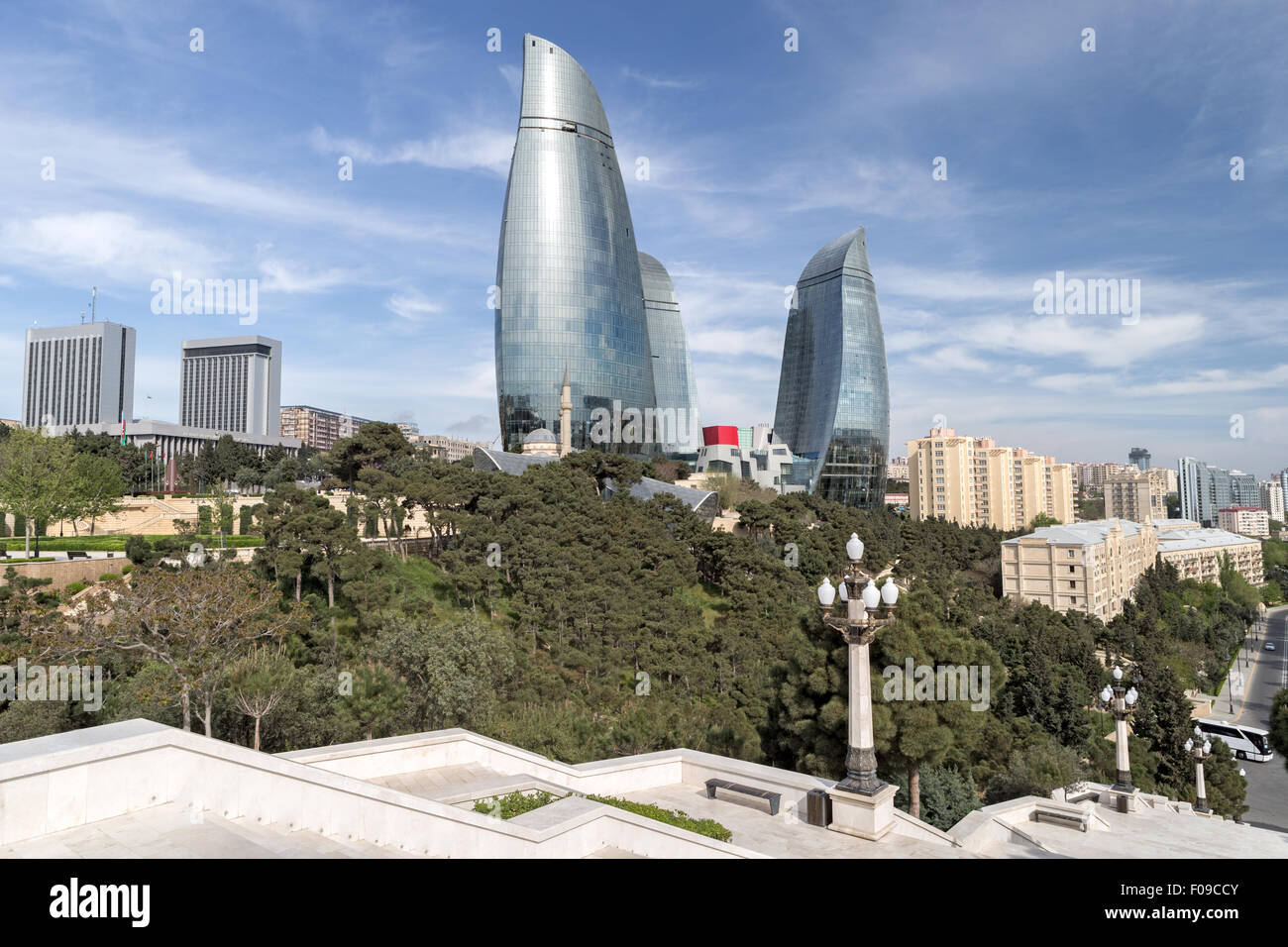 Flame Towers & Parlamento edifici da Martyrs 'Lane o Alley of Martyrs, ex Kirov Park, cimitero commemorativo, Baku, Azerbaigian Foto Stock