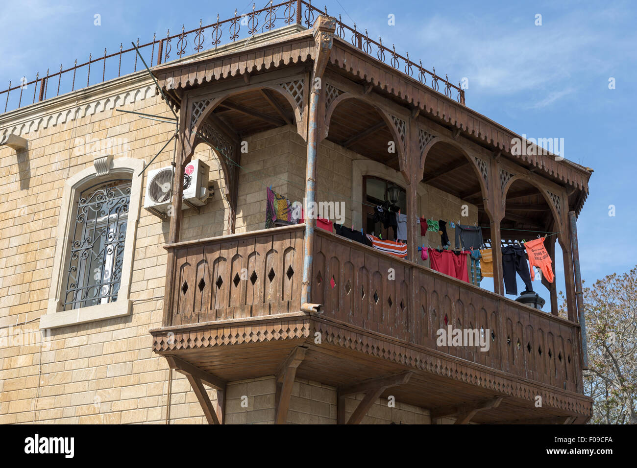 Balcone tradizionale in legno di castagno, Città Vecchia, aka Icheri Sheher, Baku, Azerbaigian Foto Stock