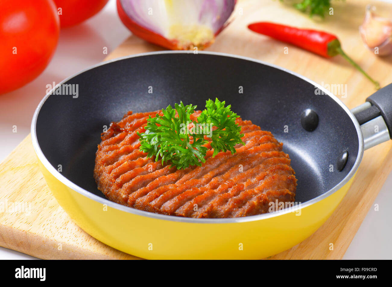 In padella hamburger di manzo patty in padella Foto Stock