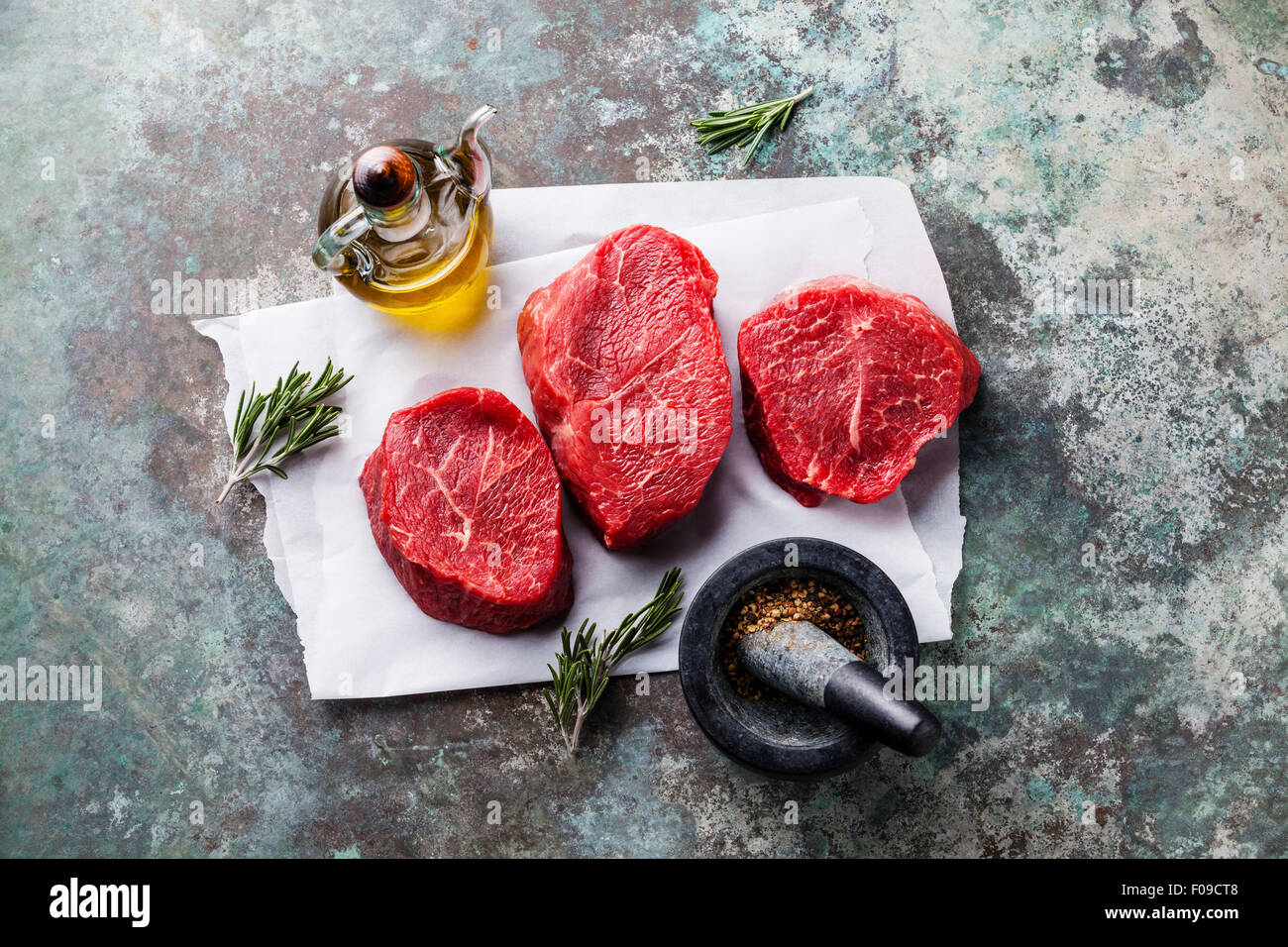 Crudo fresco marmo bistecca di carne e condimenti su sfondo di metallo Foto Stock