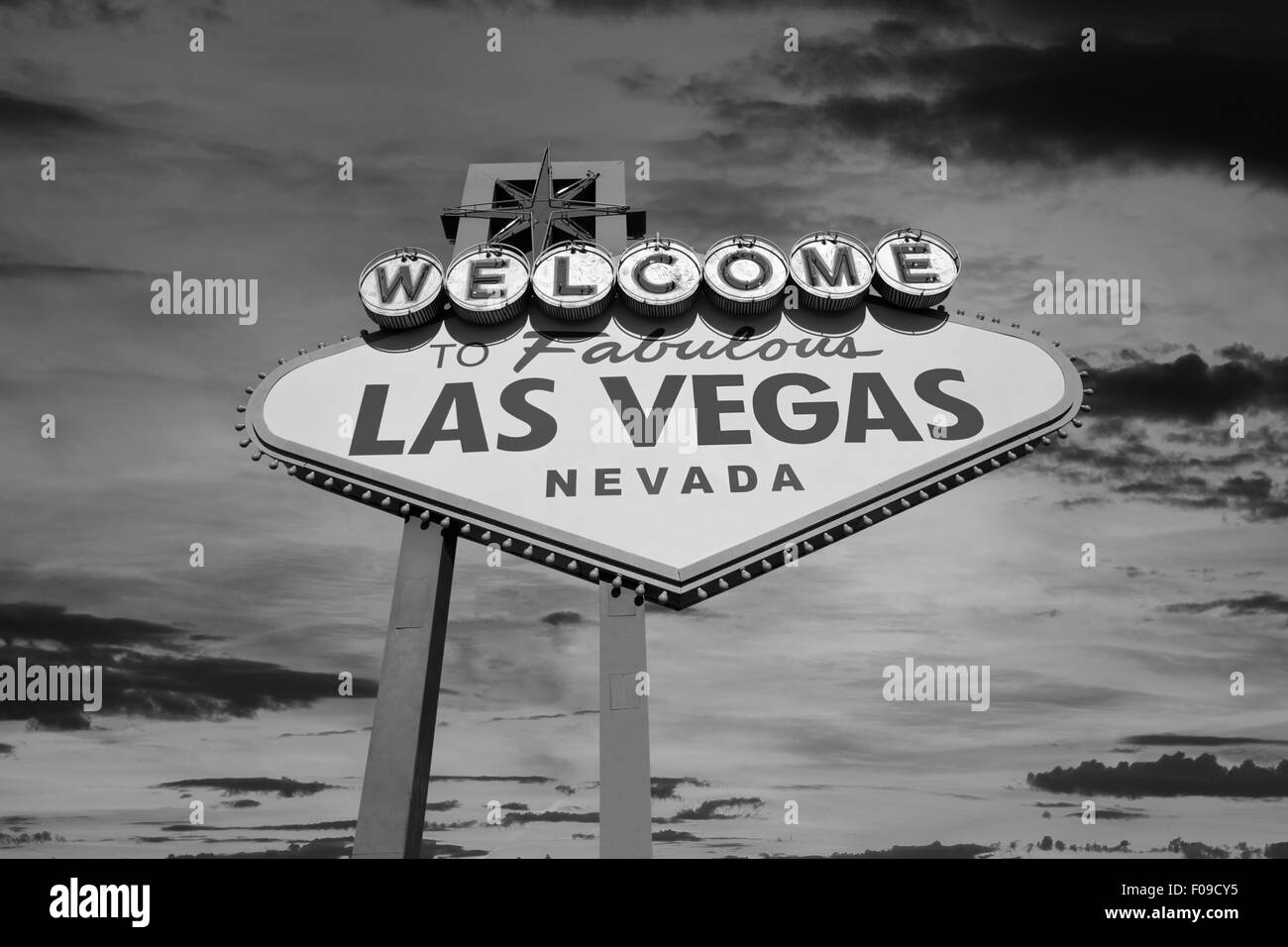 Cartello di Benvenuto a Las Vegas con sunrise sky in bianco e nero. Foto Stock