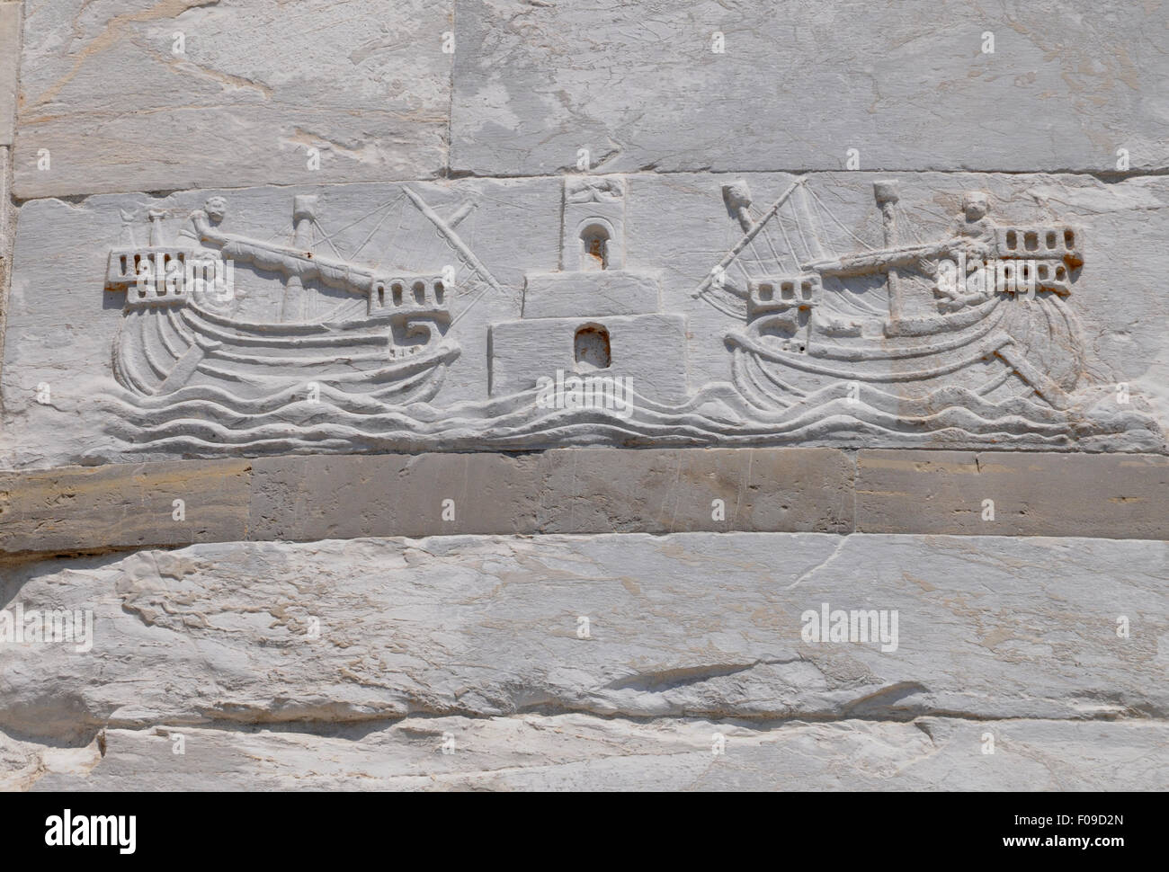 Il carving sul lato della Torre Pendente di Pisa. Le navi che indicano entrambe la potente per la navigazione marittima la natura del medievale pisani. Foto Stock