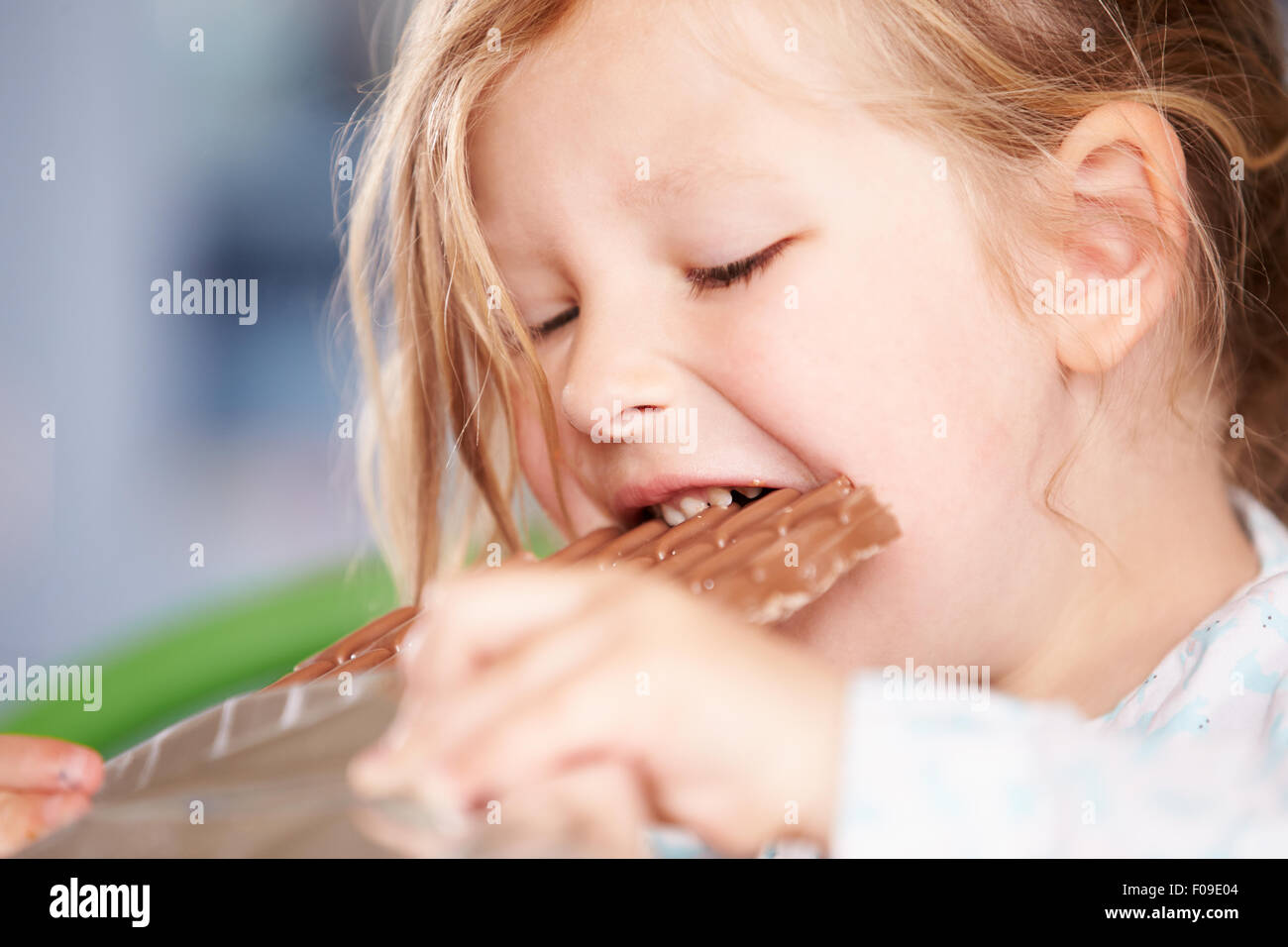 Close up girl Eating barretta di cioccolato Foto Stock