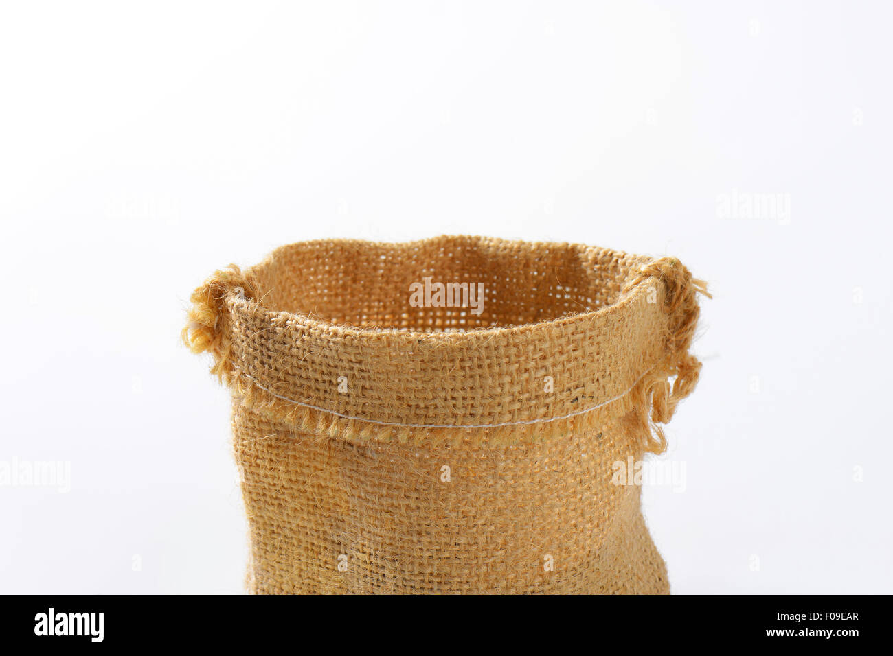 Hessian vuota il sacco su sfondo bianco Foto Stock