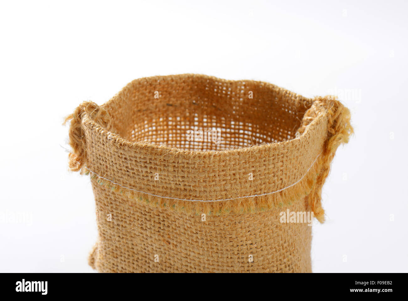 Hessian vuota il sacco su sfondo bianco Foto Stock