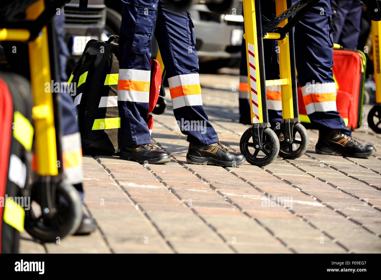 Il personale di ambulanza piedi sono visto accanto agli equipaggiamenti di emergenza Foto Stock