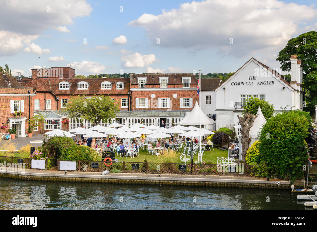 Il Compleat Angler Ristorante dal fiume Tamigi, Marlow, Buckinghamshire, Inghilterra, Regno Unito. Foto Stock