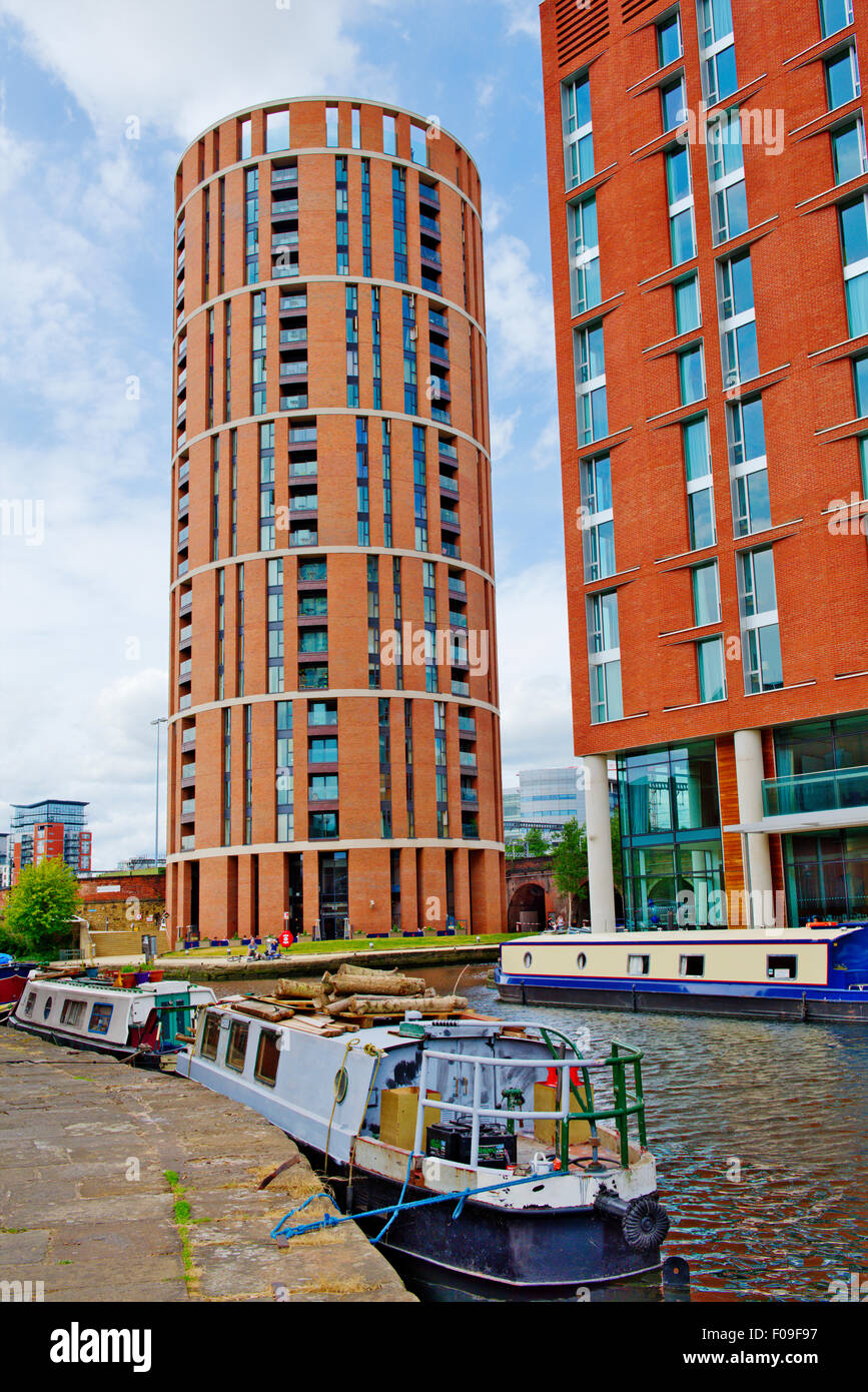 Casa a candela e Hilton Doubletree Hotel, Leeds Dock con battelli a wharf Foto Stock