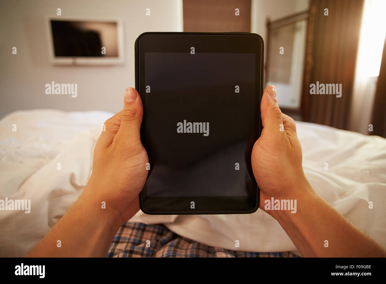 Punto di vista immagine dell uomo nel letto guardando a tavoletta digitale Foto Stock