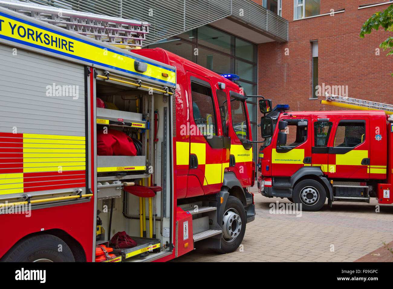 West Yorkshire servizio antincendio frequentando i motori Fire in Leeds Foto Stock