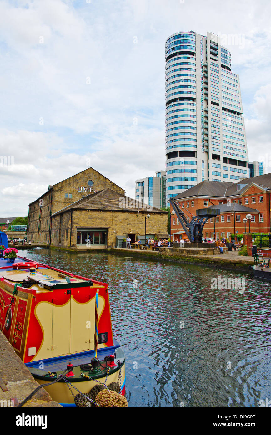 Vista lungo la Leeds e Liverpool canal di Clarence House, West Yorkshire, Regno Unito Foto Stock