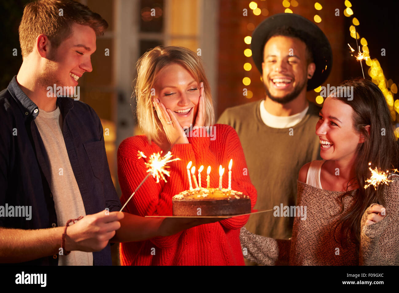 Gruppo di amici festeggia il compleanno in parte esterna Foto Stock