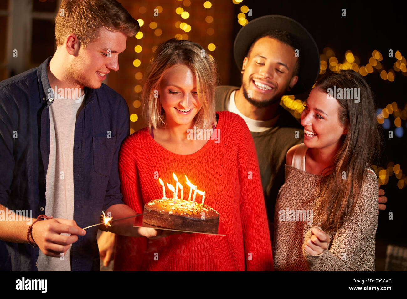 Gruppo di amici festeggia il compleanno in parte esterna Foto Stock