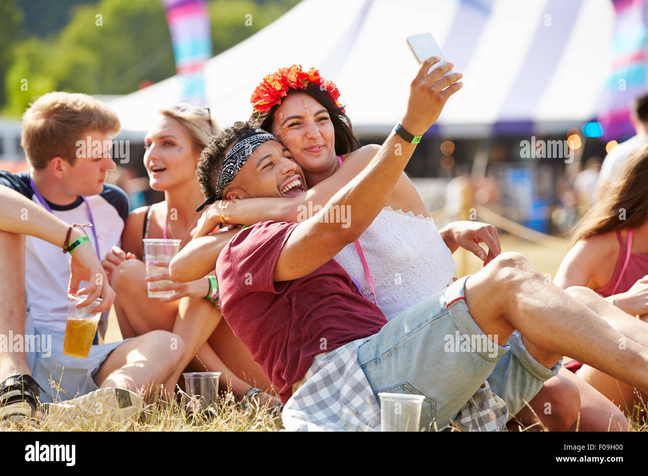 Amici prendendo selfie a un festival di musica Foto Stock