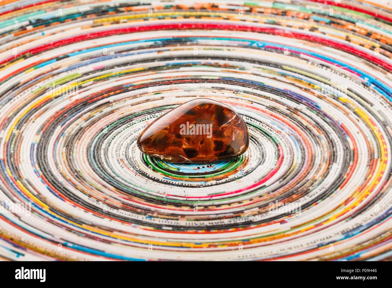 Pezzo di pietersite provenienti dalla Namibia Africa sulla superficie colorata. Metamorfico gem tipo di pietra di occhio di tigre. Foto Stock